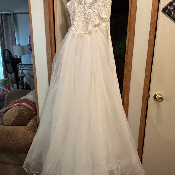 Elegant Satin White Lace Wedding Dress with an attachable train. size 8 - Picture 5 of 11